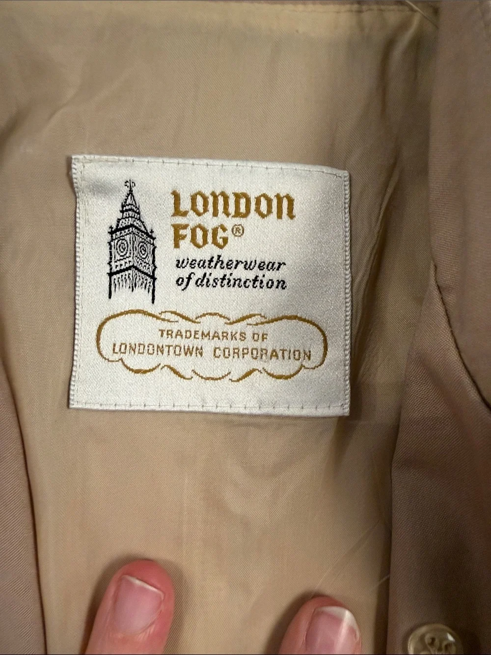 London Fog Womens Light Tan Single-Breasted Trench Coat size 8. Medium lenght